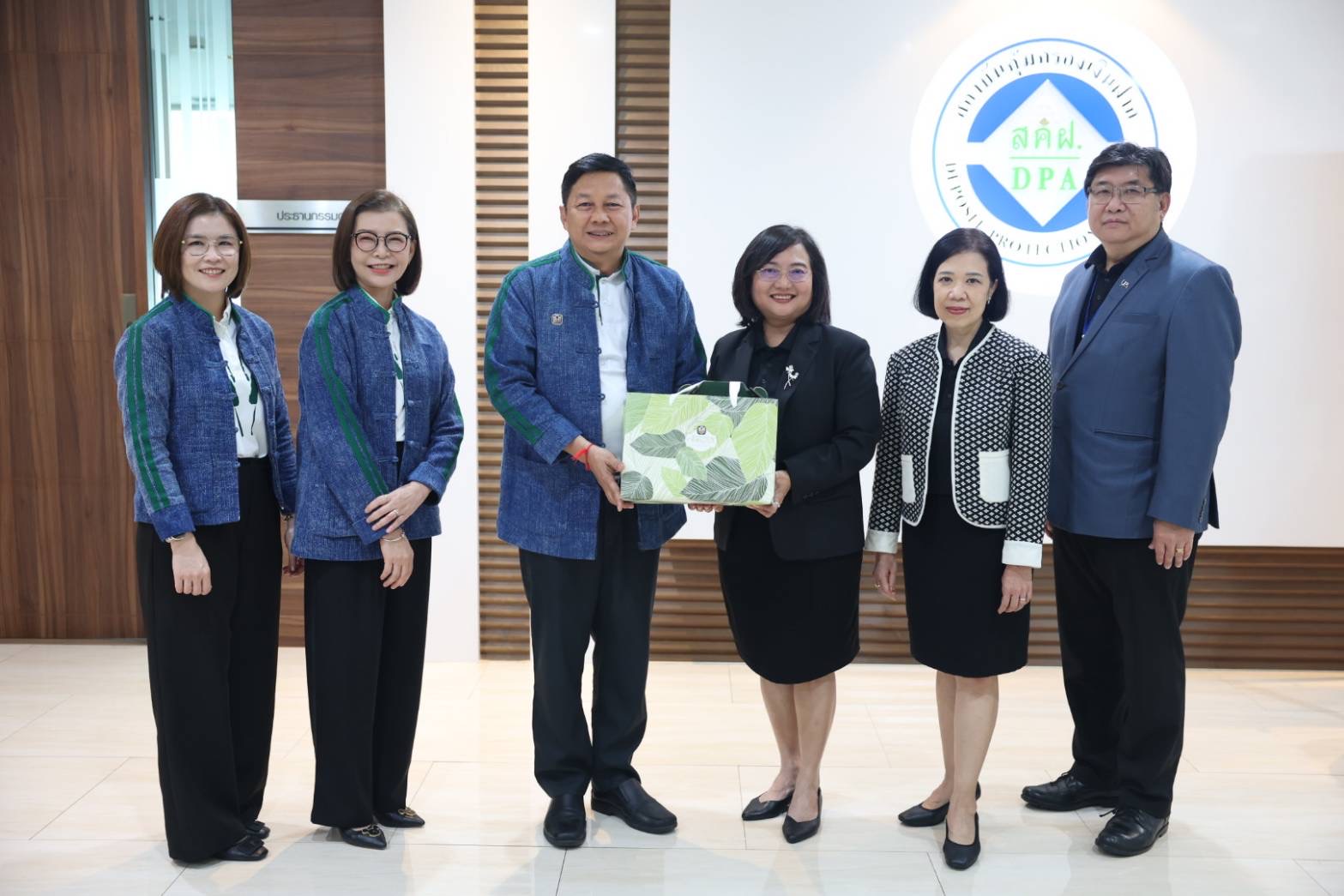 ธนาคารเพื่อการเกษตรและสหกรณ์การเกษตร ร่วมแสดงความยินดีกับนางปิยาภรณ์ โพธิ์กลิ่น ในโอกาสเข้ารับตำแหน่ง ผู้อำนวยการสถาบันคุ้มครองเงินฝาก 2