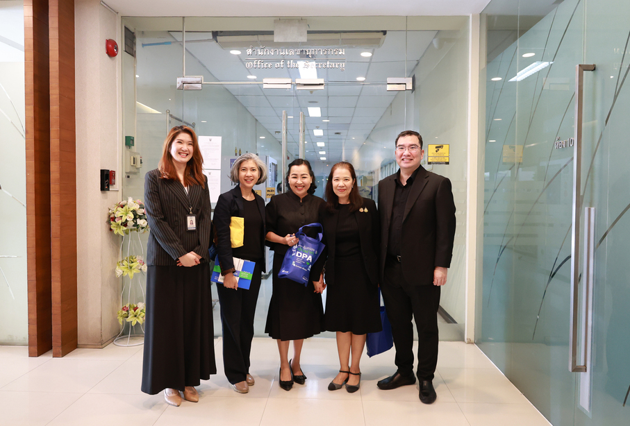 สถาบันคุ้มครองเงินฝาก ร่วมอวยพรและขอพรผู้อำนวยการสำนักงานเศรษฐกิจการคลัง เนื่องในโอกาสขึ้นปีใหม่พุทธศักราช 2569 4