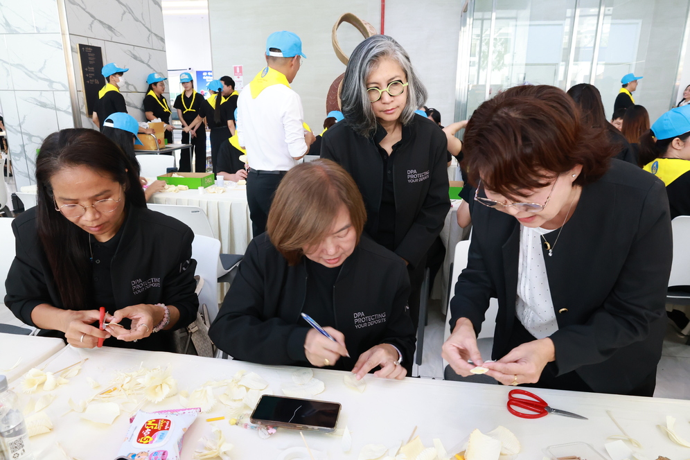 สถาบันคุ้มครองเงินฝากร่วมกิจกรรมประดิษฐ์ดอกไม้จันทน์ เพื่อใช้สำหรับพระราชพิธีถวายพระเพลิงพระบรมศพ สมเด็จพระนางเจ้าสิริกิติ์ พระบรมราชินีนาถ พระบรมราชชนนีพันปีหลวง 8