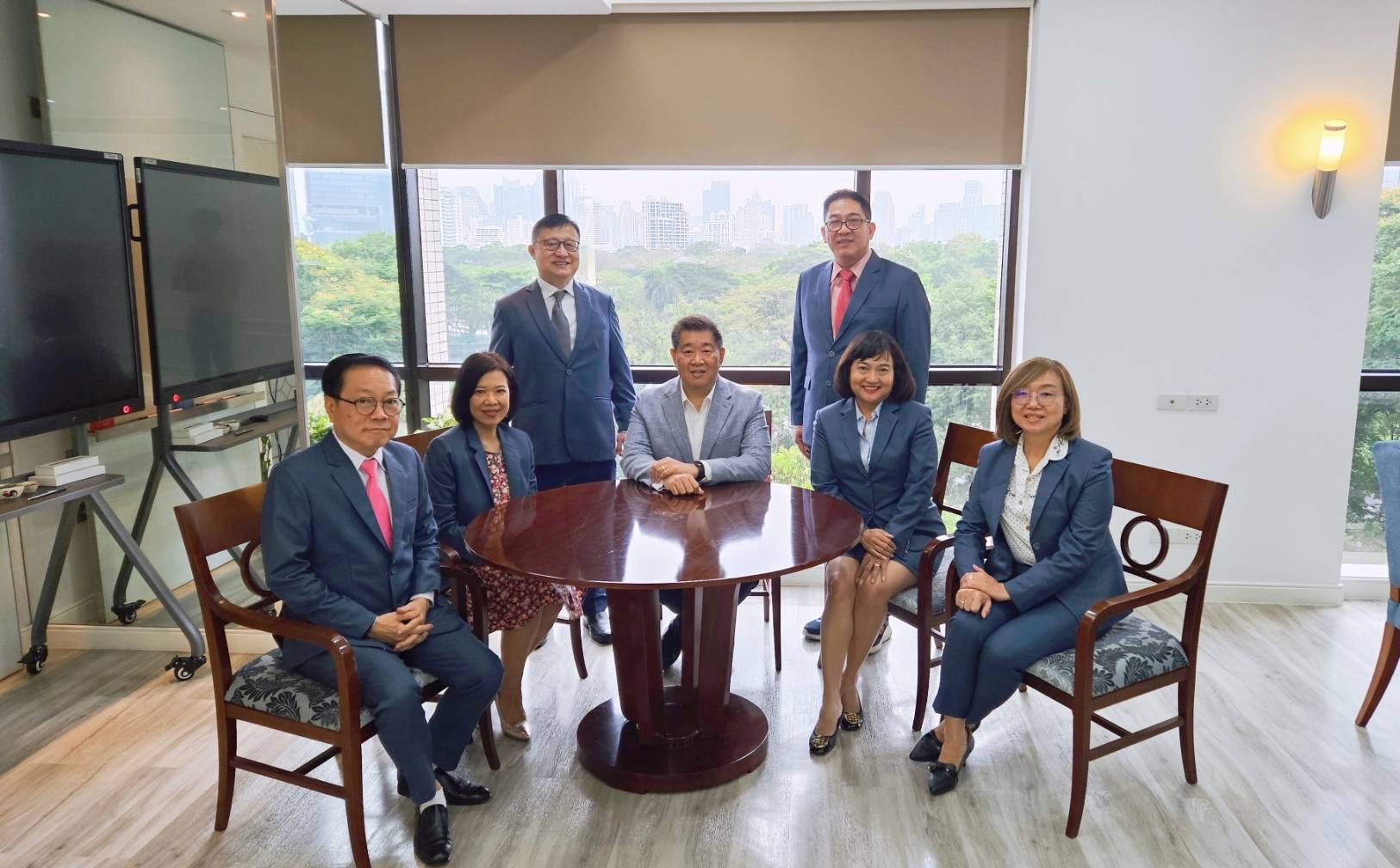 สถาบันคุ้มครองเงินฝากร่วมแสดงความยินดีคุณทรงพล ชีวปัญญาโรจน์ เนื่องในโอกาสได้รับการแต่งตั้งให้ดำรงตำแหน่งเลขาธิการคณะกรรมการกองทุนบำเหน็จบำนาญข้าราชการ 1
