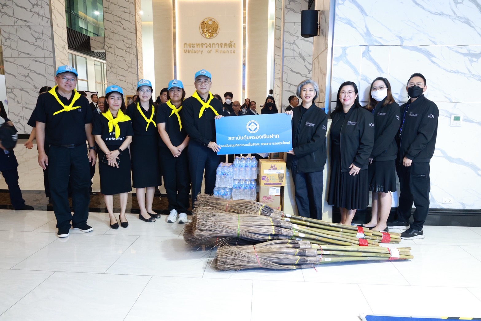 สถาบันคุ้มครองเงินฝากจัดกิจกรรมบริจาคสิ่งของ และเครื่องใช้จำเป็นต่าง ๆ เพื่อนำไปช่วยเหลือบรรเทาความเดือดร้อนให้กับประชาชนที่ได้รับผลกระทบจากอุทกภัยในพื้นที่ภาคใต้ ถวายเป็นพระราชกุศล 5 ธันวาคม 2568 1