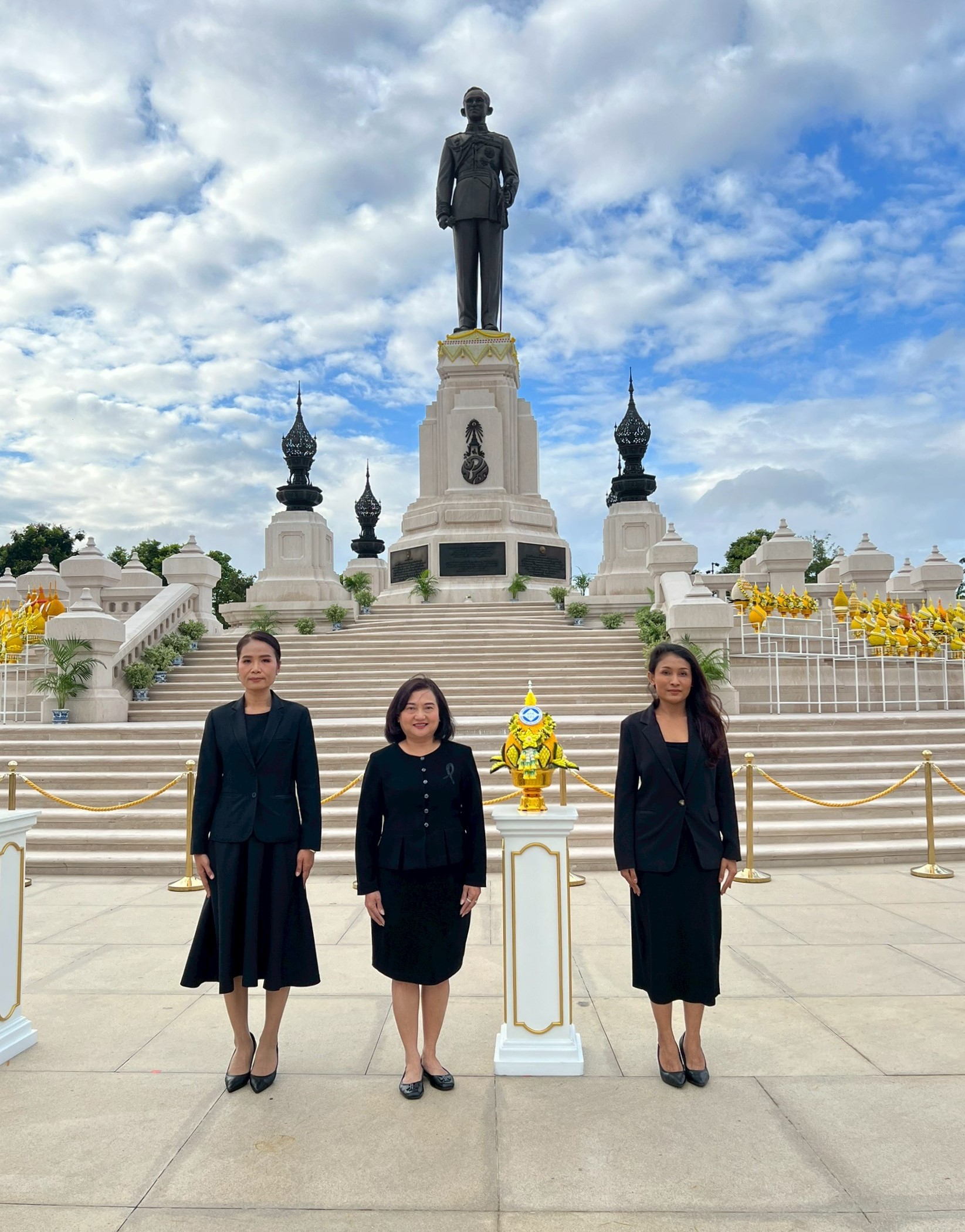 สถาบันคุ้มครองเงินฝากเข้าร่วมพิธีวางพานพุ่มถวายราชสักการะ เนื่องในวันคล้ายวันพระบรมราชสมภพของพระบาทสมเด็จพระบรมชนกาธิเบศร มหาภูมิพลอดุลยเดชมหาราช บรมนาถบพิตร วันชาติ และวันพ่อแห่งชาติ 5 ธันวาคม 2568 1