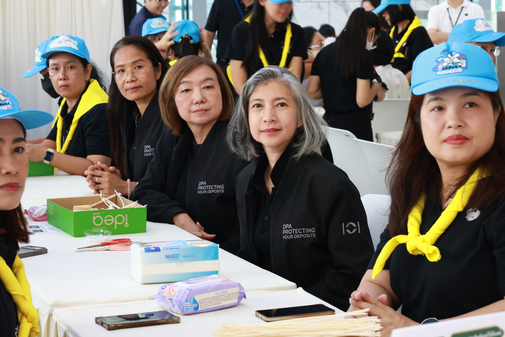 สถาบันคุ้มครองเงินฝากร่วมกิจกรรมประดิษฐ์ดอกไม้จันทน์ เพื่อใช้สำหรับพระราชพิธีถวายพระเพลิงพระบรมศพ สมเด็จพระนางเจ้าสิริกิติ์ พระบรมราชินีนาถ พระบรมราชชนนีพันปีหลวง 6