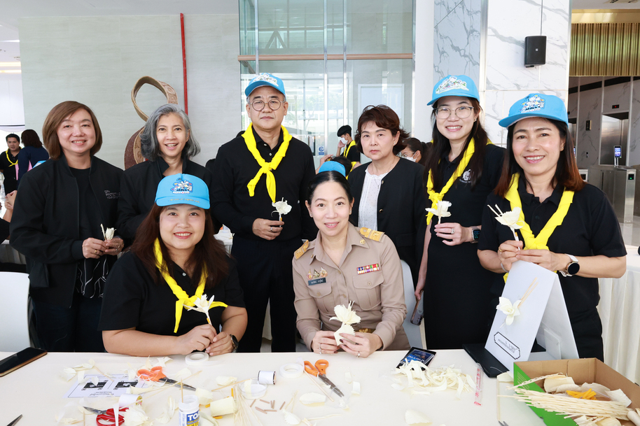 สถาบันคุ้มครองเงินฝากร่วมกิจกรรมประดิษฐ์ดอกไม้จันทน์ เพื่อใช้สำหรับพระราชพิธีถวายพระเพลิงพระบรมศพ สมเด็จพระนางเจ้าสิริกิติ์ พระบรมราชินีนาถ พระบรมราชชนนีพันปีหลวง 3