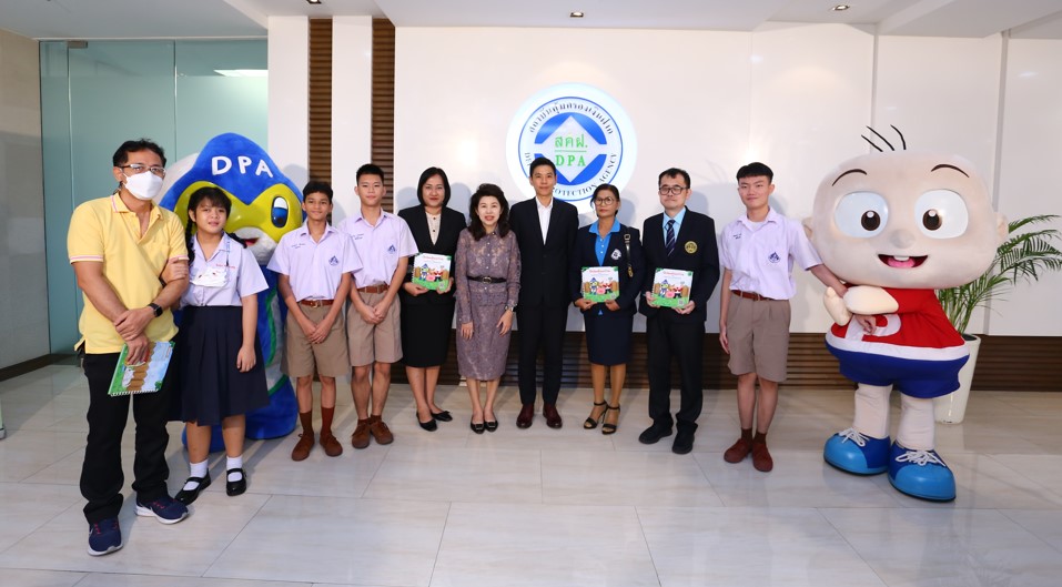 สถาบันคุ้มครองเงินฝาก จับมือ วิธิตากรุ๊ป ดึงคาร์แรคเตอร์การ์ตูนดัง ปังปอนด์จอมป่วน ร่วมผลิตสื่อการเรียนรู้ทางการเงิน ภายใต้โครงการผลิตหนังสือ Twin Book เพื่อผู้ด้อยโอกาสทางสังคม เนื่องในโอกาสพระราชพิธีมหามงคลเฉลิมพระชนมพรรษา 6 รอบ 28 กรกฎาคม 2567 3