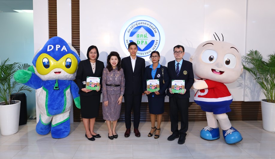 สถาบันคุ้มครองเงินฝาก จับมือ วิธิตากรุ๊ป ดึงคาร์แรคเตอร์การ์ตูนดัง ปังปอนด์จอมป่วน ร่วมผลิตสื่อการเรียนรู้ทางการเงิน ภายใต้โครงการผลิตหนังสือ Twin Book เพื่อผู้ด้อยโอกาสทางสังคม เนื่องในโอกาสพระราชพิธีมหามงคลเฉลิมพระชนมพรรษา 6 รอบ 28 กรกฎาคม 2567 2