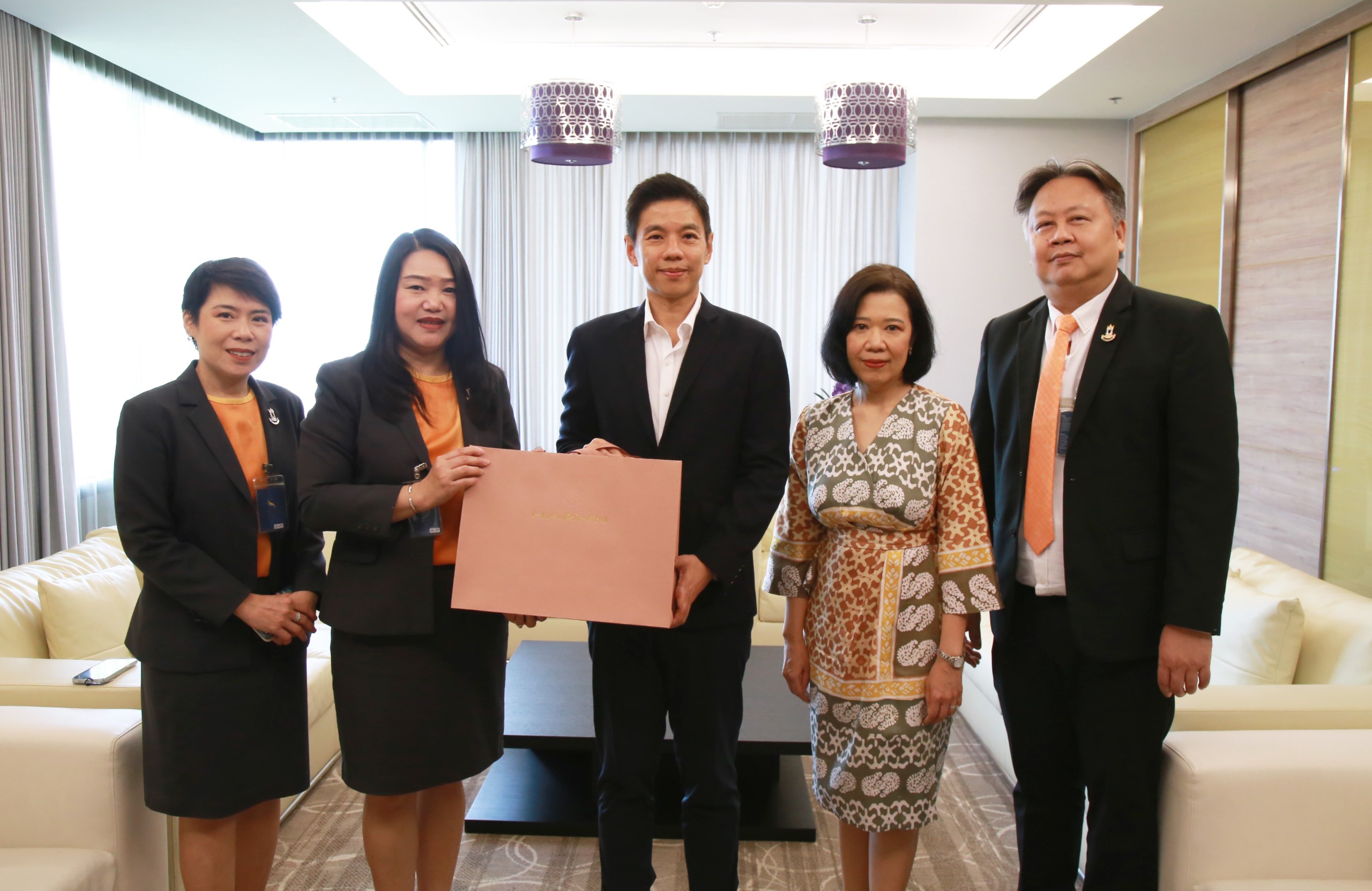 ผู้บริหารธนาคารอาคารสงเคราะห์แสดงความยินดีกับ ดร. มหัทธนะ อัมพรพิสิฏฐ์ ในโอกาสเข้ารับตำแหน่งผู้อำนวยการสถาบันคุ้มครองเงินฝาก 1