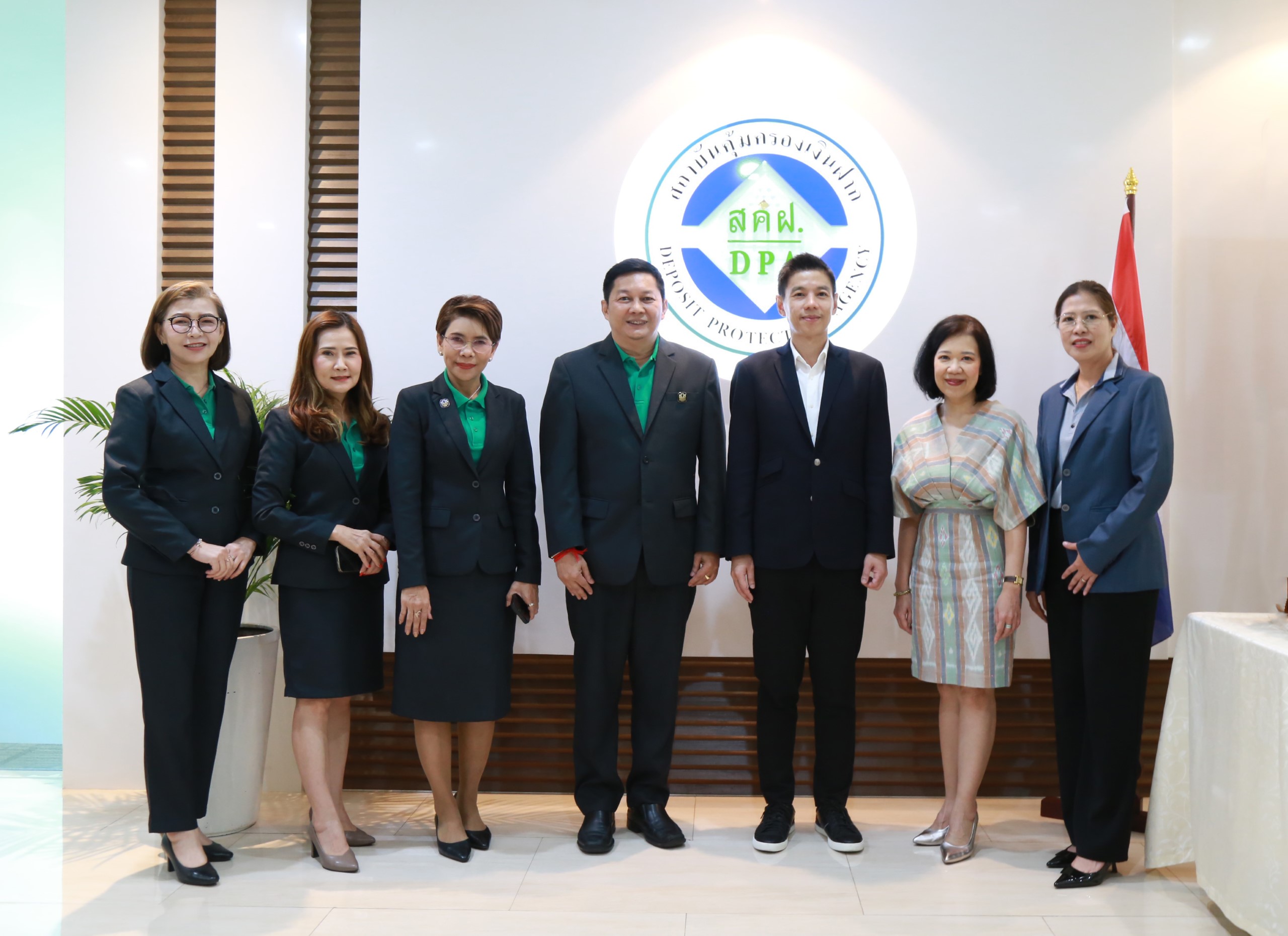 ผู้บริหารธนาคารเพื่อการเกษตรและสหกรณ์การเกษตรแสดงความยินดีกับ ดร. มหัทธนะ อัมพรพิสิฏฐ์ ในโอกาสเข้ารับตำแหน่งผู้อำนวยการสถาบันคุ้มครองเงินฝาก 1