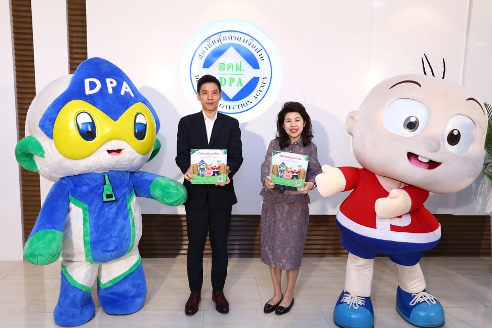 สถาบันคุ้มครองเงินฝาก จับมือ วิธิตากรุ๊ป ดึงคาร์แรคเตอร์การ์ตูนดัง ปังปอนด์จอมป่วน ร่วมผลิตสื่อการเรียนรู้ทางการเงิน ภายใต้โครงการผลิตหนังสือ Twin Book เพื่อผู้ด้อยโอกาสทางสังคม เนื่องในโอกาสพระราชพิธีมหามงคลเฉลิมพระชนมพรรษา 6 รอบ 28 กรกฎาคม 2567 1