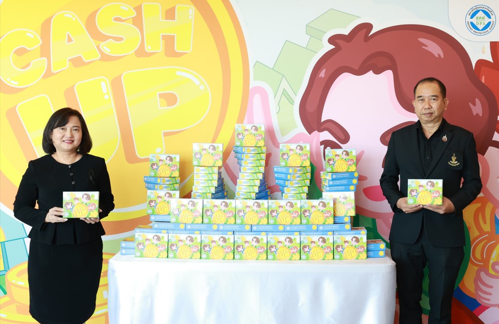 สคฝ. ผนึก กทม. ปลุกพลังการเรียนรู้ทางการเงิน มอบบอร์ดเกม “CASH UP” สู่โรงเรียนในสังกัด กทม. จำนวน 437 แห่ง เสริมฐาน Financial Literacy เด็กไทยยุคนิวเจน 1
