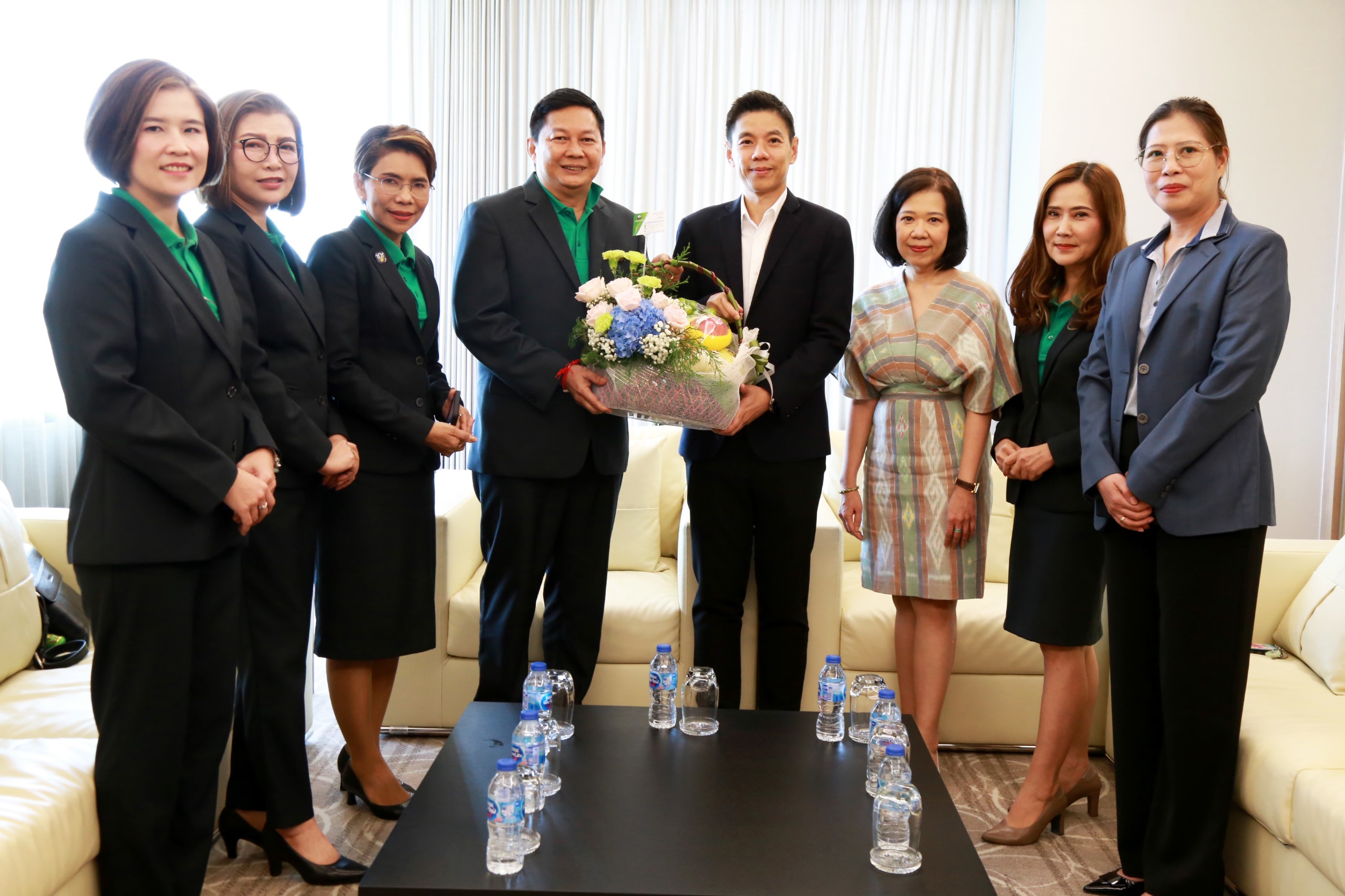 ผู้บริหารธนาคารเพื่อการเกษตรและสหกรณ์การเกษตรแสดงความยินดีกับ ดร. มหัทธนะ อัมพรพิสิฏฐ์ ในโอกาสเข้ารับตำแหน่งผู้อำนวยการสถาบันคุ้มครองเงินฝาก 2