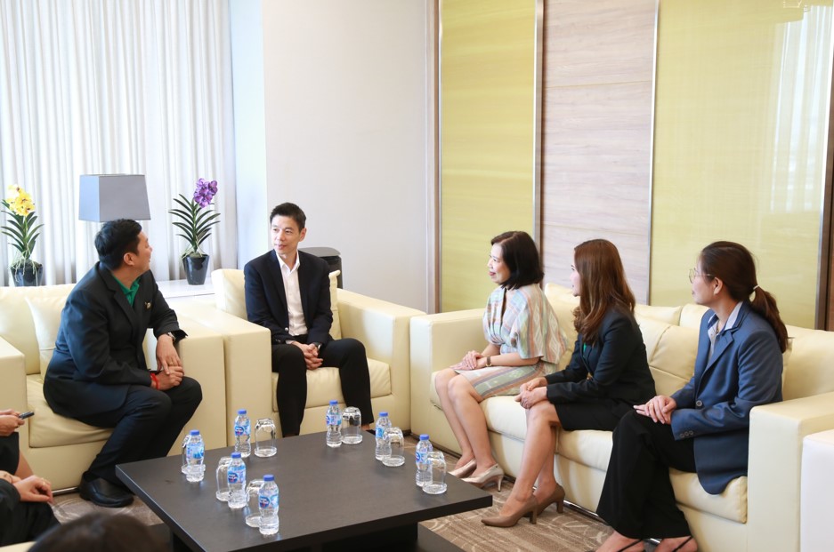 ผู้บริหารธนาคารเพื่อการเกษตรและสหกรณ์การเกษตรแสดงความยินดีกับ ดร. มหัทธนะ อัมพรพิสิฏฐ์ ในโอกาสเข้ารับตำแหน่งผู้อำนวยการสถาบันคุ้มครองเงินฝาก 3