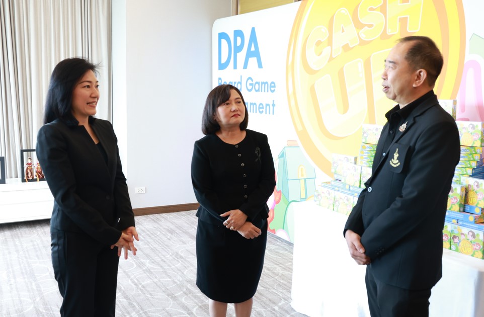 สคฝ. ผนึก กทม. ปลุกพลังการเรียนรู้ทางการเงิน มอบบอร์ดเกม “CASH UP” สู่โรงเรียนในสังกัด กทม. จำนวน 437 แห่ง เสริมฐาน Financial Literacy เด็กไทยยุคนิวเจน 3